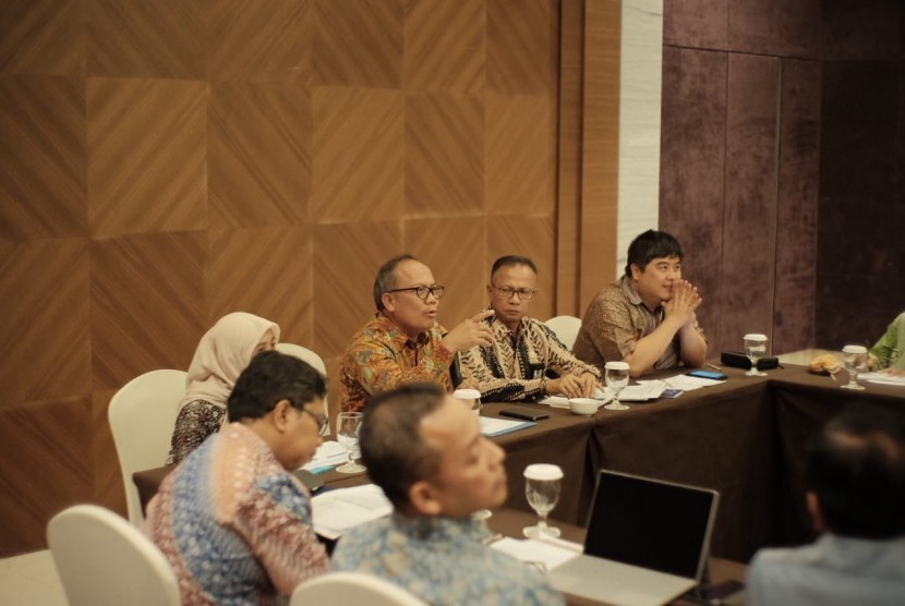 Direktur Jenderal Perkebunan Kasdi Subagyono (kedua dari kiri) dan Policy Advisor Menteri Koordinator Bidang Perekonomian, Lin Che Wei (keempat dari kiri) saat menjadi pembicara pada Forum Group Discussion tentang sinkronisasi satu data perkebunan sawit di Pekanbaru, Riau, Jumat (24/5).