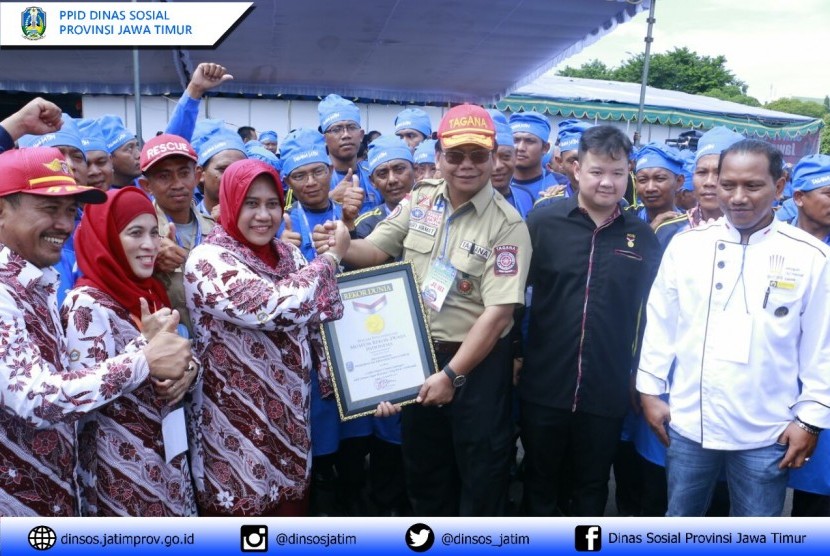 Direktur Jenderal Perlindungan dan Jaminan Sosial Harry Hikmat (ketiga dari kiri) saat puncak peringatan Hari Kesetiakawanan Sosial Nasional (HKSN) 2017 di Lapangan Kodam V Brawijaya, Surabaya, Rabu (20/12).