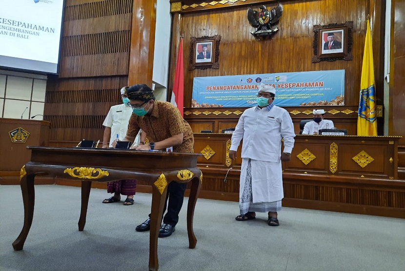  Direktur Jenderal Peternakan dan Kesehatan Hewan Kementan (Dirjen PKH), I Ketut Diarmita melakukan penandatanganan Nota Kesepahaman Kemitraan Triple Helix di Kantor Gubernur Bali, Senin (3/8). Ia juga menyambut baik kerja sama ini sebagai upaya pengembangan agrikultur atau ketahanan pangan.