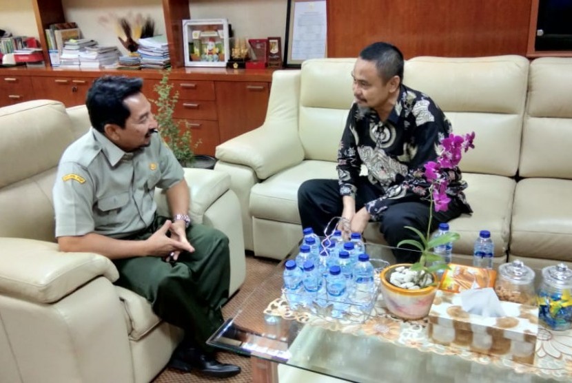 Direktur Jenderal Prasarana dan Sarana Pertanian Kementan, Sarwo Edhy saat menerima kunjungan kerja Kepala Dinas Pertanian Toli-Toli di Jakarta, Rabu (9/10).