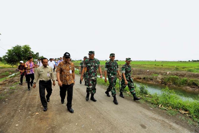Direktur Jenderal Prasarana dan Sarana Pertanian (PSP) Pending Dadih Permana kunjungi lahan rawa di Barito Kuala, Kalimantan Selatan untuk Peringatan Hari Pangan Sedunia