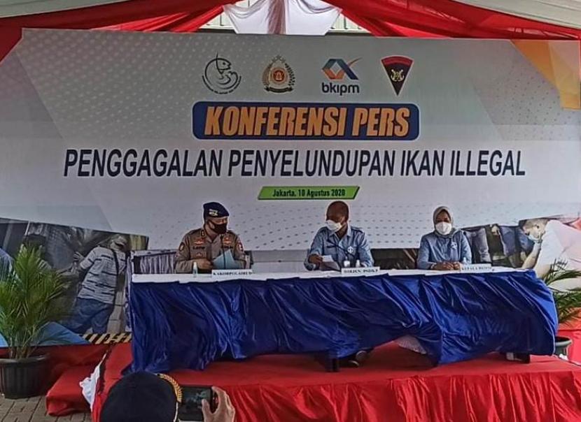 Direktur Jenderal PSDKP KKP, TB Haeru Rahayu didampingi Kepala BKIPM Rina, dan Kepala Korpolairud Baharkam Polri, Irjen Lotharia Latif. 