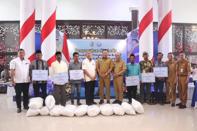 Direktur Jenderal PT KKP, Muhammad Zaini Hanafi menyerahkan 320 bantuan alat penangkapan ikan kepada nelayan Pulau Mandangin, Kabupaten Sampang, Jawa Timur, Senin (5/12/2022).