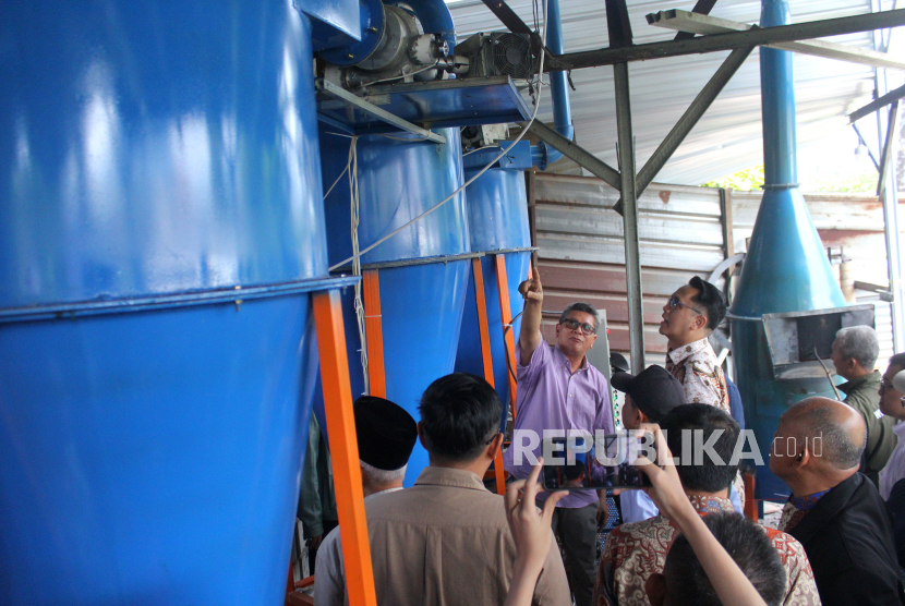 Direktur Jenderal Riset dan Pengembangan Kemdiktisaintek Fauzan Adziman (baju batik) mendapat penjelasan dari tim Unisba saat meninjau reaktor plasma pemusnah sampah di Nagreg, Kabupaten Bandung, Kamis (25/9/2025). 