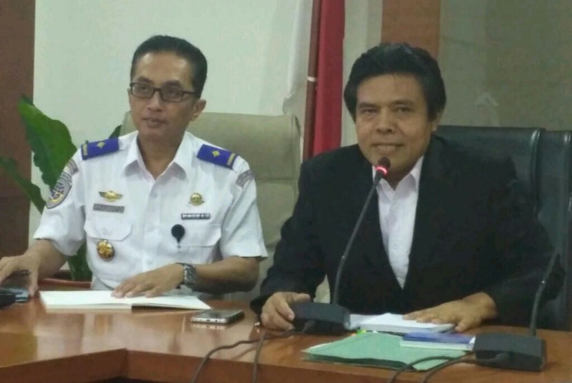 Direktur Jendral Perhubungan Udara, Agus Susanto (Kiri) bertemu dengan Managing Director Lion Air, Daniel Putut Kuncoro Adi untuk memberikan peringatan kepada Pihak Lion Air atas kejadian keterlambatan penerbangan dan tumpahnya avtur, Senin (3/3).