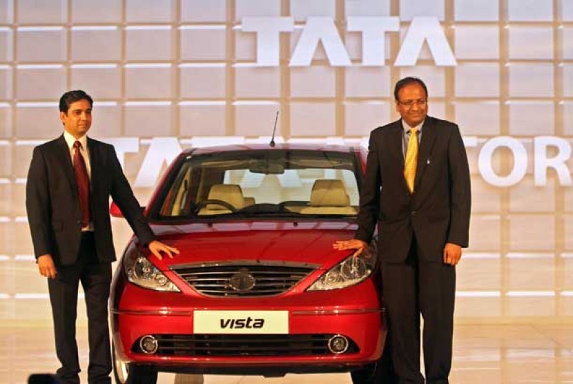  Direktur & Kepala Distribusi PT Tata Motors Indonesia Pankaj Jain (kiri) dan Presiden Direktur PT Tata Motors Indonesia Biswadev Sengupta (kanan) dalam acara peluncuran mobil Tata Motors di Jakarta, Selasa (10/9). 