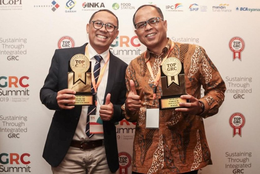  Direktur Kepatuhan bank bjb Agus Mulyana (Kiri) dan Pemimpin Divisi Kepatuhan & APU-PPT Cecep Trisna (Kanan) saat menerima penghargaan TOP GRC 2019. bank bjb menerima penghargaan sebagai perusahaan #4 Star TOP GRC 2019 yang artinya bank bjb dinilai telah menerapkan manajemen risiko dan kepatuhan sangat baik. Tak hanya itu, Direktur Kepatuhan bank bjb Agus Mulyana juga dinobatkan sebagai The Most Committed GRC Leader 2019 dalam ajang ini, Jakarta (22/8).