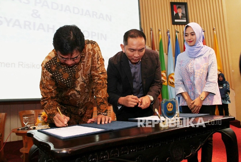 Direktur Kepatuhan dan Manajemen Resiko Bank Syariah Bukopin (BSB) Adil Syahputra (kiri) menandatangani perjanjian kerjasama dengan Direktur Kerja Sama dan Korporasi Akademik Universitas Padjadjaran (Unpad) Dwi Purnomo tentang penggunaan jasa layanan dan p