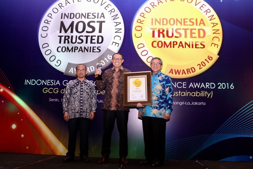 Direktur Kepatuhan dan Manajemen Risiko Bank BJB Agus Mulyana menunjukkan piagam penghargaan dari The Indonesian Institute for Corporate Governance (IICG) karena perusahaannya dinilai sukses menerapkan GCG di Hotel ShangriLa, Jakarta (19/12). 