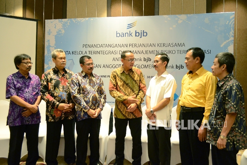 Direktur Kepatuhan dan Manajemen Risiko Bank BJB Agus mulyanan (tengah) berbincang dengan para dirut BPR dan pihak terkait lainnya usai penandatanganan 'Kerjasama Tata Kelola dan Manajemen Risiko Terintegrasi Antara Bank BJB Dengan Anggota Konglomerasi Keu