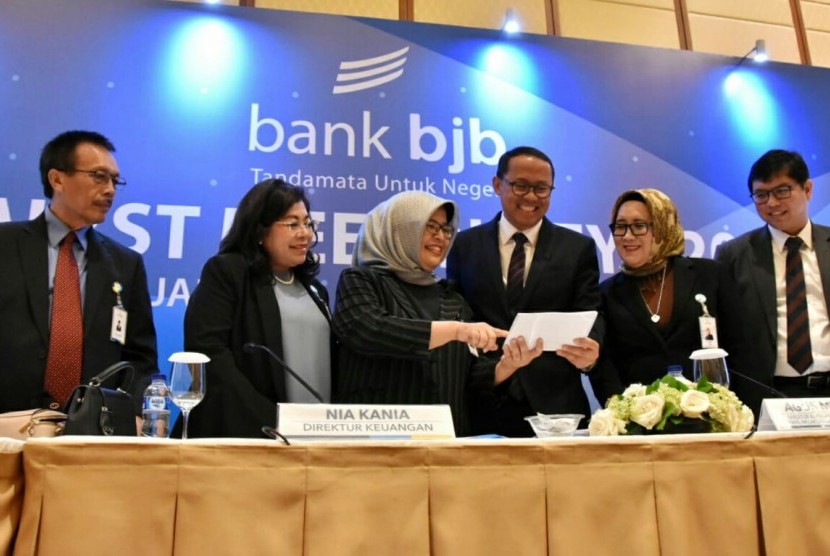 Direktur Kepatuhan dan Manajemen Risiko Bank BJB yang melaksanakan tugas Direktur Utama Bank BJB Agus Mulyana (ketiga dari kanan) bersama jajaran direksi dan komisaris Bank BJB dalam analyst meeting full year 2018 di Ritz Carlton Hotel, Jakarta, Jumat (29/3).