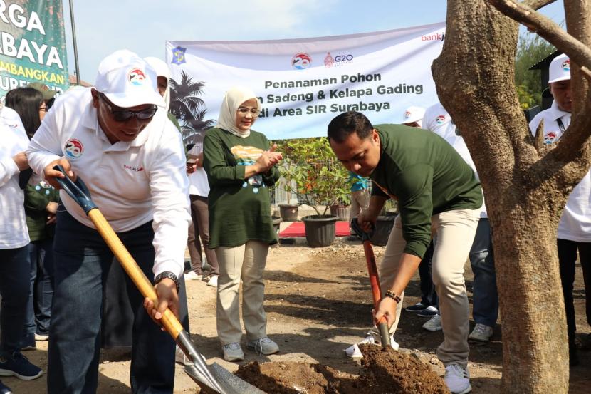 Direktur Kepatuhan & Manajemen Risiko Erdianto Sigit Cahyono (kiri) bersama Walikota Surabaya Eri Cahyadi menanam pohon di SIR Surabaya