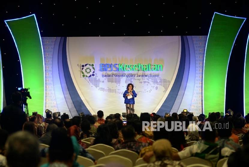 Direktur Kepersertaan dan Pemasaran BPJS Kesehatan Andayani Budi Lestari meberikan sambutan pada acara bincang Jaminan Kesehatan Nasional-Kartu Indonesia Sehat (JKN-KIS) bertema Menuju Rakyat Sehat dan Sejahtera Melalui Program JKN-KIS di Jakarta, Senin (2