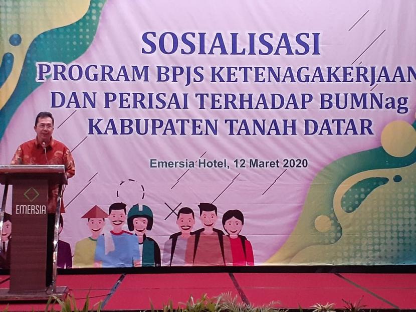 Direktur Kepesertaan BP Jamsostek E Ilyas Lubis saat acara sosialisasi manfaat BP Jamsostek di Kabupaten Tanah Datar, Sumbar, Kamis (12/3).