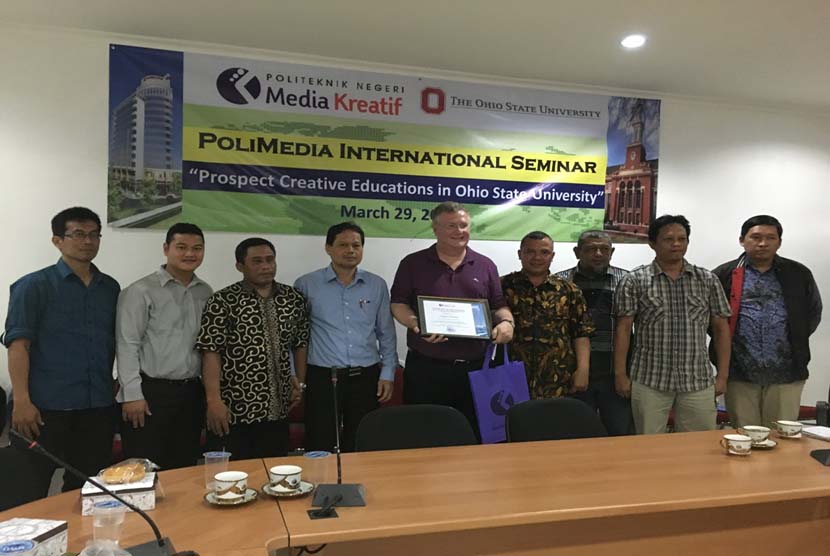 Direktur Kerja Sama Internasional Ohio State University, Amerika Serikat, Adrian Rodger berfoto bersama usai menjadi pembicara pada seminar internasional bertema 