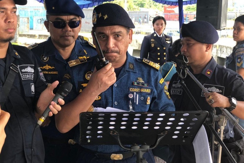 Direktur Kesatuan Penjagaan Laut dan Pantai Ahmad saat memberikan pengarahan sebelum latihan bersama Marpolex di Sorong, Kamis (31/10).