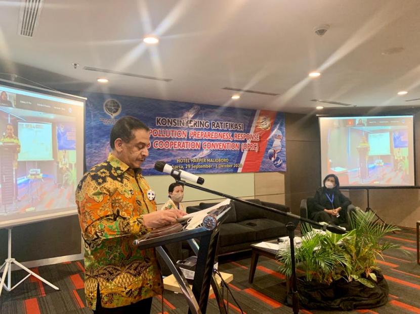 Direktur Kesatuan Penjagaan Laut dan Pantai Ir Ahmad, saat membuka acara Konsinyering Ratifikasi Convention on Oil Pollution Preparedness, Response and Cooperation (OPRC) yang diselenggarakan di Yogyakarta sejak Selasa (29/9) sampai Kamis (1/10)