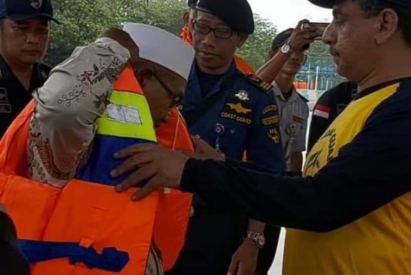 Direktur Kesatuan Penjagaan Laut dan Pantai (KPLP) Ahmad berkunjung ke Posko Nataru yang telah disiapkan oleh kantor Kesyahbandaran dan Otoritas Pelabuhan (KSOP) Kelas IV Kepulauan Seribu untuk memastikan pelayanan pelayaran berjalan dengan baik.