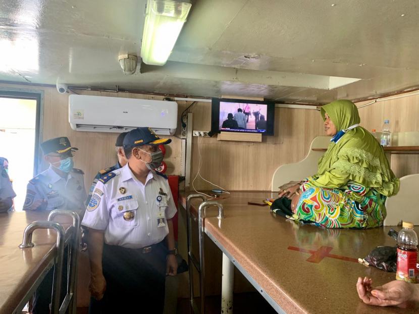 Direktur Kesatuan Penjagaan Laut dan Pantai (KPLP) Kementerian Perhubungan Ahmad melakukan tinjauan lapangan ke Pelabuhan Jangkar, Jawa Timur. 