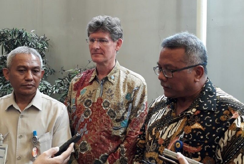 Direktur Kesehatan Lingkungan Kemenkes Imran Agus Nurali, Perwakilan FAO untuk Indonesia Mark Smulder, Deputi 3 BPOM Suratmono (dari kiri ke kanan) menjawab pertanyaan wartawan di sela-sela Workshop Nasional Assesment Sistem Pengawasan Makanan di Jakarta, Senin (3/4).