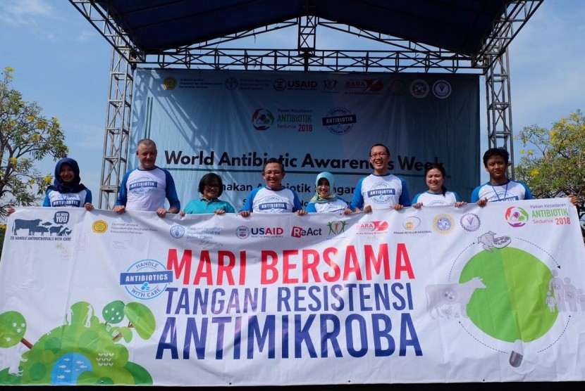  Direktur Kesehatan Masyarakat Veteriner, Kementerian Pertanian Syamsul Ma'arif saat menghadiri Festival Pekan Kesadaran Antibiotik (World Antibiotik Awareness Week /WAAW) yang berlangsung  di Kampus Universitas Airlangga, Surabaya, Jawa Timur. 
