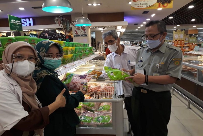 Direktur Kesehatan Masyarakat Veteriner (Kesmavet), Syamsul Maarif langsung melakukan kegiatan pengawasan terpadu yang telah dilakukan sejak tanggal 19 April 2021. Kali ini Syamsul mengunjungi pasar tradisional dan ritel di Kota Bogor.