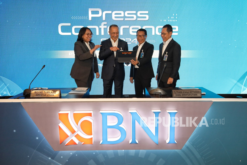 Direktur Keuangan BNI Novita Widya Anggraini, Direktur Utama BNI Royke Tumilaar, Wakil Direktur Utama BNI Putrama Wahju Setyawan dan Direktur Risk Management BNI David Pirzada dalam Paparan Kinerja Keuangan 2024 Bank Negara Indonesia (BNI) di Jakarta, Rabu (22/1/2025).   