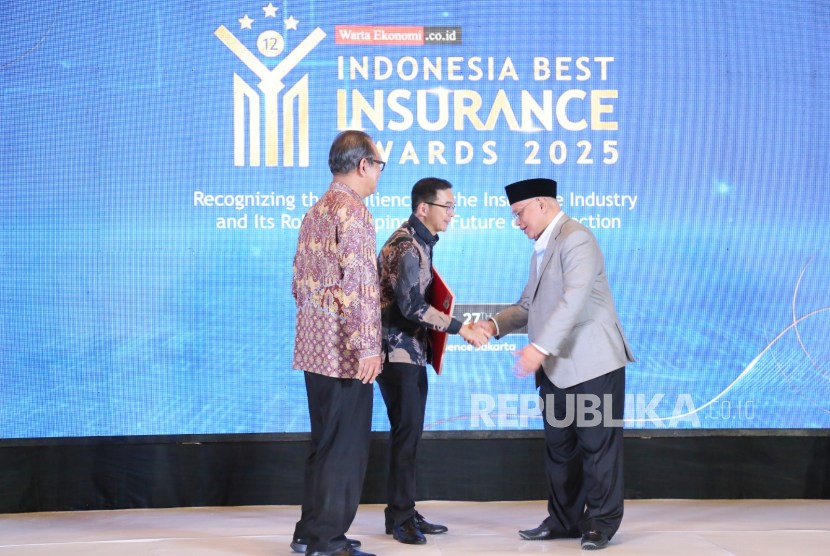 Direktur Keuangan BRI Life Lim Chet Ming, menerima penghargaan Indonesia Best Life Insurance 2025 dalam kategori Expanding Financial Inclusion through Digital Transformation (Life Insurance dengan Total Aset Rp10–25 Triliun).