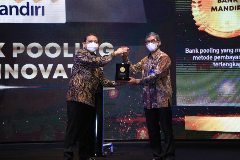Direktur Keuangan dan Investasi BPJS Kesehatan Kemal Imam Santoso menyerahkan penghargaan tersebut dalam acara Payment Channel Award BPJS Kesehatan tahun 2020.