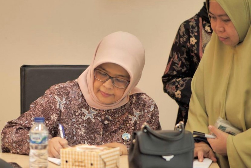 Direktur Keuangan dan Manajemen Risiko Bank BJB Nia Kania tengah menandatangani Penawaran Umum Berkelanjutan (PUB) I tahap III obligasi Bank BJB tahun 2019 senilai Rp 4,5 triliun di Menara Taspen, Jakarta, pekan lalu.