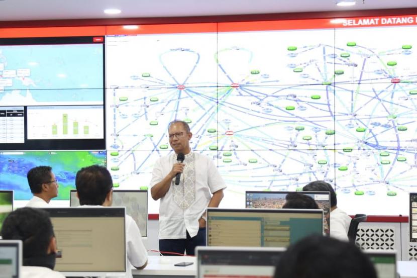 Direktur Keuangan dan Manajemen Risiko Telkom Heri Supriadi meninjau kesiapan infrastruktur layanan jelang hari raya Idul Fitri ke Posko Siaga RAFI TelkomGroup yang berlokasi di Regional Operation Center (ROC) Telkom Regional V Surabaya, pada Rabu (13/4/2023).
