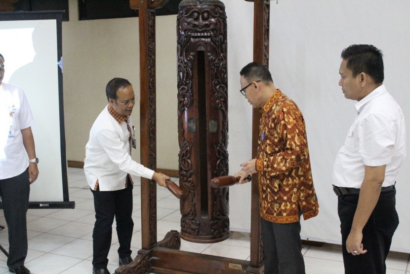 Direktur Keuangan dan Pendukung PT EDII, Elon Manurung (kiri) dan Direktur Utama PT Rukindo M. Hadi Syafitri Noor kala melaunching sistem online PT Rukindo, Senin (2/4).