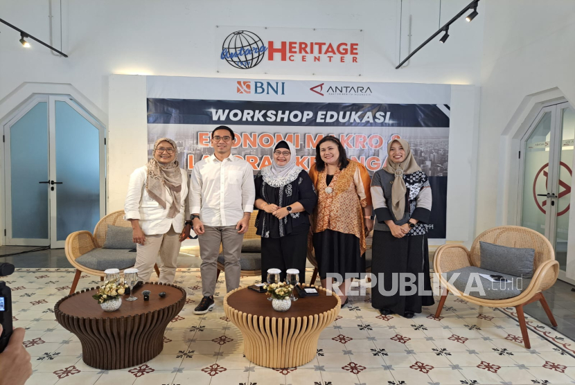 Direktur Keuangan, Manajemen Risiko, dan SDM Perum LKBN ANTARA Nina Kurnia Dewi mengatakan, salah satu tantangan yang dihadapi jurnalisme saat ini adalah disrupsi teknologi dari kecerdasan buatan atau AI. Namun, ia meyakini kehadiran AI tidak bisa menghilangkan relevansi jurnalis.
