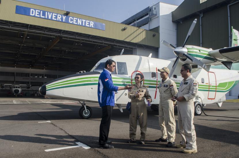 Direktur Keuangan, Manajemen Risiko dan SDM PT. Dirgantara Indonesia Wildan Arief (kiri) berbincang dengan tim Pilot pesawat terbang NC212i sebelum penerbangan khusus pengiriman pesawat (ferry flight) ke Thailand melalui Bandara Husein Sastranegara di Hanggar Delivery Center PTDI, Bandung, Jawa Barat, Senin (1/8/2022). PTDI mengirimkan satu unit pesawat NC212i dengan sistem konfigurasi troop transport yang sesuai dengan kondisi geografis negara Thailand yang rencananya digunakan oleh Departement of Royal Rainmaking and Agricultural Aviation (DRRAA) Thailand untuk bidang pertanian. 