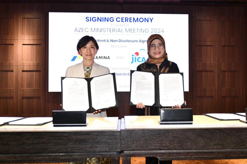 Direktur Keuangan Pertamina Emma Sri Martini bersama Chief Representative of JICA Takeda Sachiko menandatangani Letter of Intent untuk potensi kerjasama transisi energi di Indonesia.