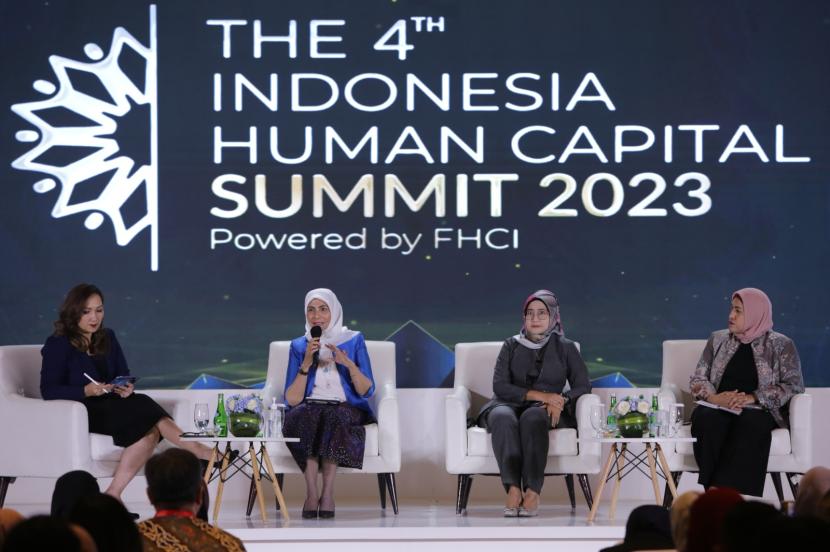 Direktur Keuangan PLN, Sinthya Roesly (kedua dari kiri), Direktur Keuangan Pertamina, Emma Sri Martini (kedua dari kanan), Direktur Pemasaran Perumnas, Imelda Alini Pohan (kiri), dan Sustainability and ESG Consultant USAID Sinar, Noormaya Muchlis (kanan).