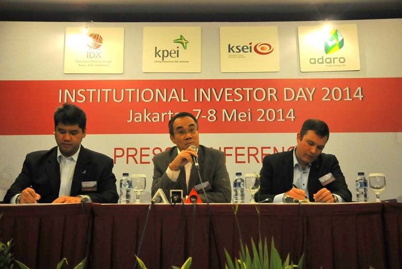 Direktur Keuangan PT Adaro Energy Tbk David Tendian (tengah) memberikan keterangan kepada wartawan usai mengikuti acara Investor day, di Gedung Bursa Efek Indonesia, Jakarta, Kamis (8/5).