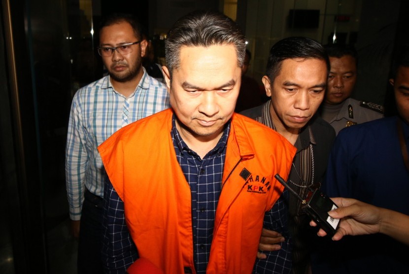 Direktur Keuangan PT Angkasa Pura II Andra Y. Agussalam mengenakan rompi tahanan seusai menjalani pemeriksaan terkait Operasi Tangkap Tangan (OTT) kasus dugaan korupsi di PT Angkasa Pura II di Gedung KPK, Jakarta, Jumat (2/8/2019)