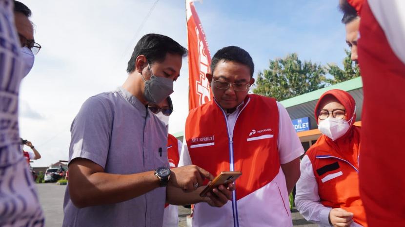 Direktur Keuangan PT Pertamina Patra Niaga Arya Suprihadi meninjau sistem pemesanan BBM otomatis menjelang Nataru.