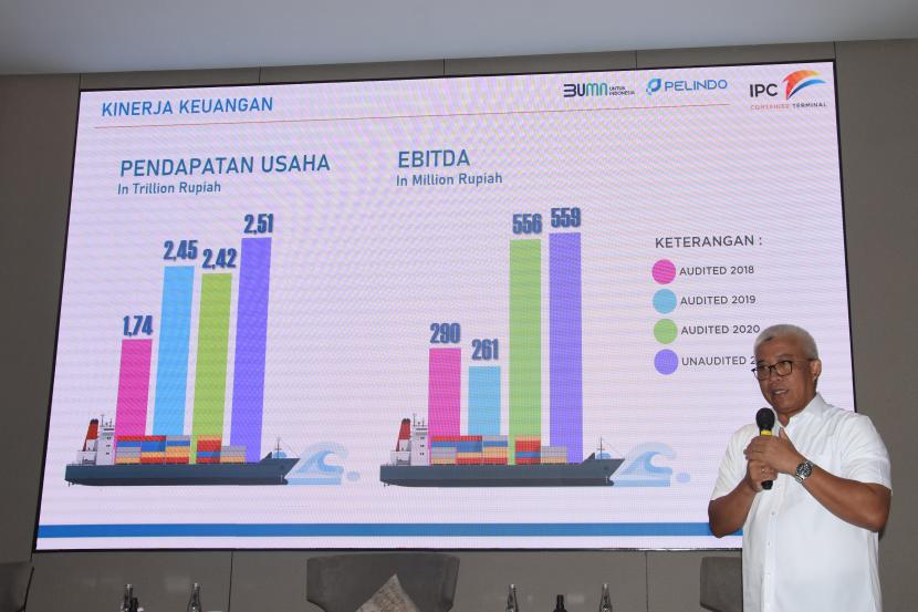 Direktur Keuangan & SDM IPC Terminal Petikemas Irwan Favoriet menyampaikan paparan kinerja IPC Terminal Petikemas Tahun 2021 di Bandung, Jawa Barat, Selasa (15/3/2022). Pendapatan usaha yang dicapai IPC Terminal Petikemas pada tahun 2021 meningkat 3,7 persen dibanding tahun 2020 yaitu total pendapatan usaha unaudited pada tahun 2021 sebesar Rp2,51 triliun sedangkan pada tahun 2020 sebesar Rp2,42 triliun