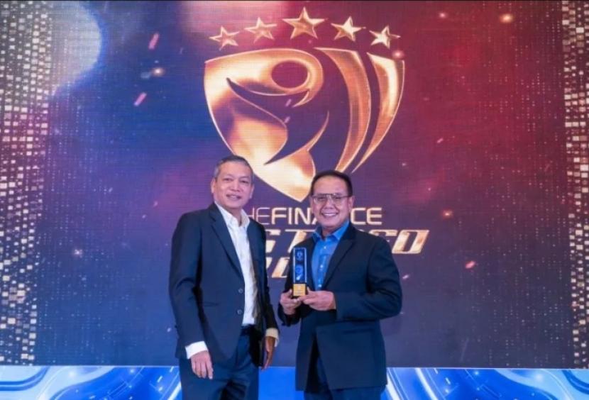 Direktur Keuangan & Strategi Bank DKI, Romy Wijayanto (kanan) menerima penghargaan sebagai The Best Chief Financial Officer (CFO) 2024 sekaligus sebagai Best of The Best CFO 2024 pada kategori Bank dengan Aset Rp50 Triliun s.d. < Rp100 Triliun, dalam ajang TOP 20 Financial Institution & The Finance Awards 2024 dari The Finance (Infobank Media Group), yang diserahkan oleh Chairman Infobank Media Group, Eko B. Supriyanto (kiri), di Jakarta. 