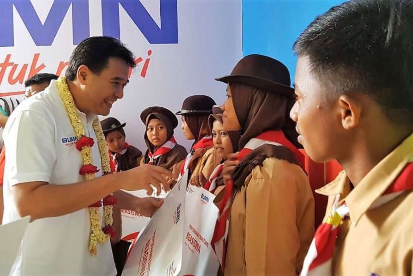 Direktur Keuangan Telkom Harry M. Zen saat menyerahkan bantuan beasiswa kepada pelajar SD Al Rahmah Cilincing, Jakarta Utara (18/8). 