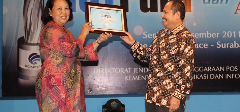 Direktur Keuangan Telkomsel, Tri Wahyusari menerima USO Award