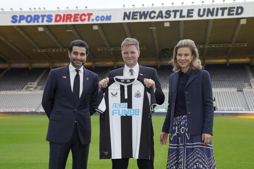 Direktur klub Amanda Staveley dan suaminya Mehrdad Ghodoussi, kiri, berpose dengan manajer Newcastle United yang baru diangkat Eddie Howe di St. James