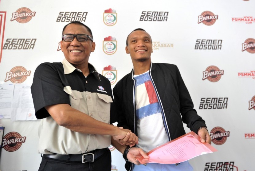 Direktur Klub PSM Makassar Sumirlan (kiri) berjabat tangan dengan pesepakbola PSM Makassar Ferdinand Sinaga (kanan) usai menandatangani kontrak di Sekretariat PSM Makassar, Sulawesi Selatan, Kamis (3/3).