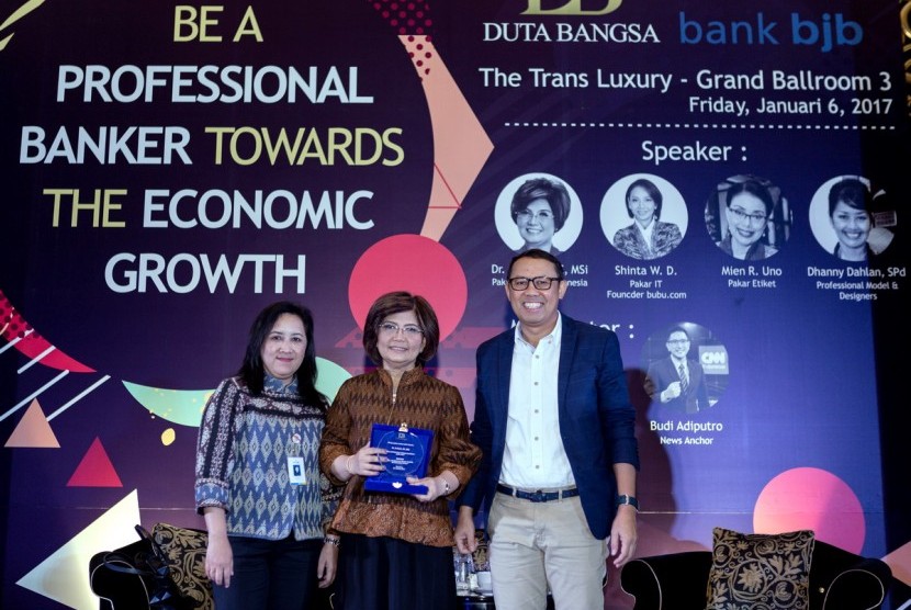 Direktur Komersial Ban BJB Suartini (kiri), Pakar Ekonom Indonesia Dr Aviliani SE MSi (tengah), Direktur Kepatuhan dan Manajemen Risiko Bank BJB Agus Mulyana saat menyerahkan cinderamata kepada salah satu pemateri pada seminar 'Be a Professional Banker Tow