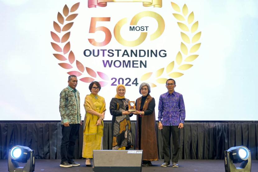 Direktur Komersial dan UMKM bank bjb Nancy Adistyasari meraih penghargaan Most Outstanding Women 2024 dari Majalah Infobank yang diselenggarakan di The Stone Hotel Kuta, Bali pada Sabtu (1/6/2024). 