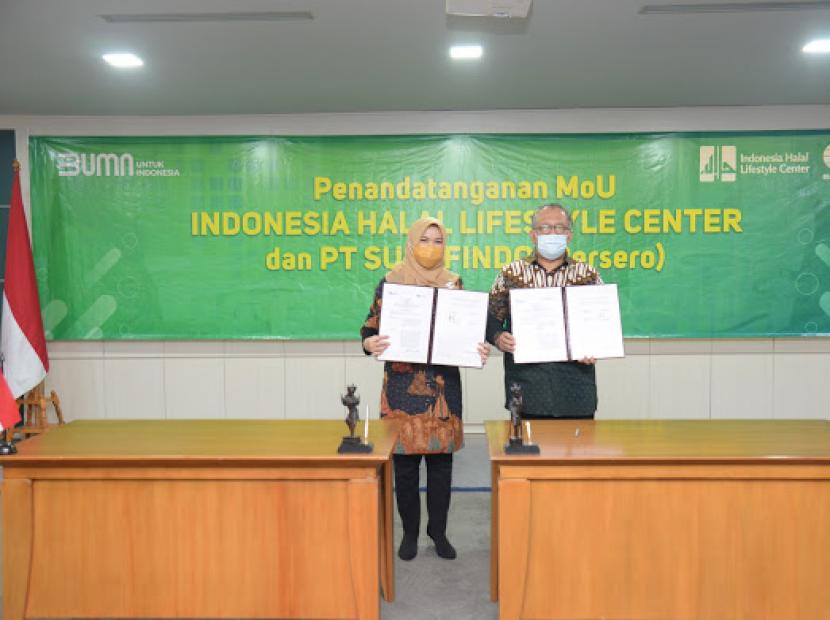  Direktur Komersial I Sucofindo, Herliana Dewi (kiri) dan Chairman IHLC,  Sapta Nirwandar seusai menandatangani MoU di Jakarta, Rabu (3/3).