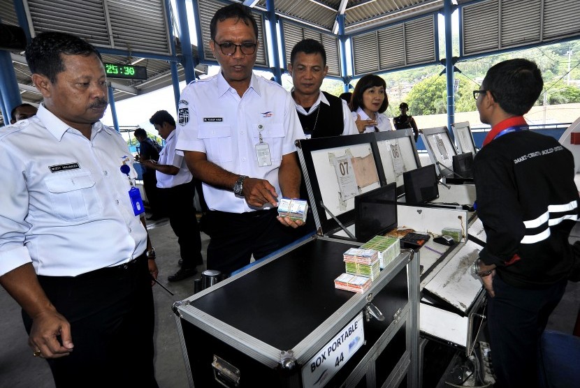 Direktur Komersial PT ASDP M Yusuf Hadi (kedua kiri) didampingi Corporate Secretary Imelda Alini (kanan), GM PT ASDP Merak Fahmi Alweni (kedua kanan) dan GM Komersial PT ASDP Merak Rudy Mahmudi (kiri), meninjau loket penyeberangan Pelabuhan Merak, Banten. 