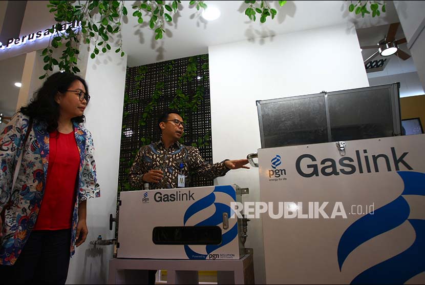 Direktur Komersial PT Perusahaan Gas Negara (Persero) Tbk (PGN) Danny Praditya (kanan) menjelaskan program PGN 360 ntegrated Solution kepada pengunjung pameran Indonesia Future City & REI Mega Expo di ICE BSD, Tangerang, Banten, Rabu (20/9). Solusi PGN 360 merupakan bagian dari upaya perusahaan untuk memberikan kemudahan kepada pelanggan.